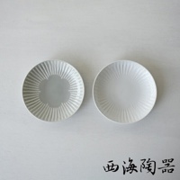兩件波佐見燒 FUWARI 陶瓷碗盤，一為淺灰色，一為白色，皆有放射狀的壓紋設計，呈現簡約細膩的日式風格。