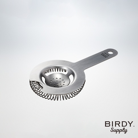 銀色不鏽鋼製成的短柄濾酒隔冰匙，具有圓形濾網，內含多個小孔，外圍環繞彈簧，手柄上有品牌標誌。