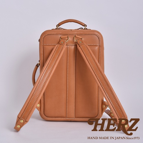 職人手作皮革兩用商務後背包 R-33，淺棕色皮革，背面視角，展示背包的皮革材質、縫線細節、可調節肩帶及頂部提把。