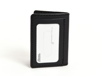 黑色皮革三面雙折票券收納夾，設有透明卡片夾層，內部印有品牌標誌和文字。