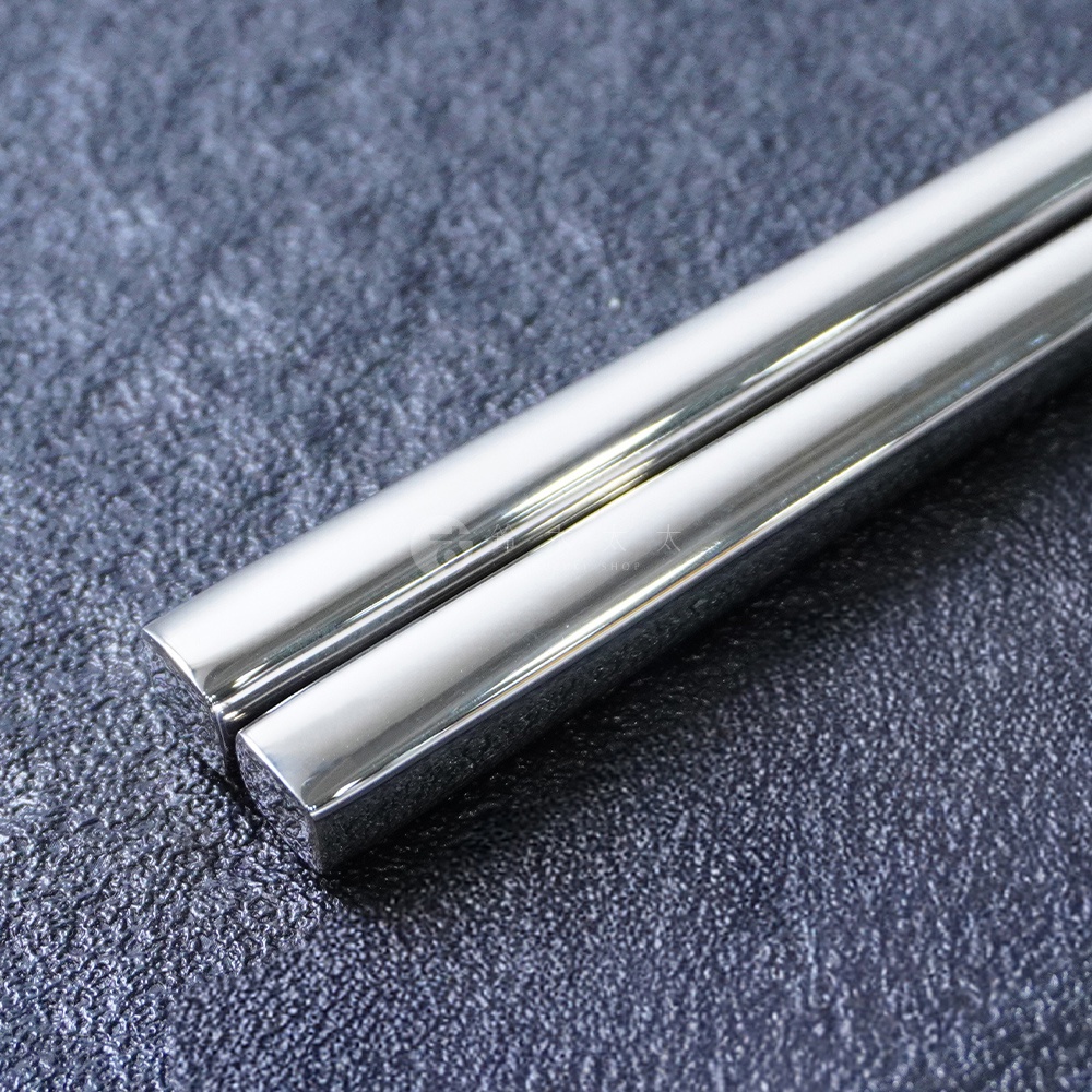 燕三条不鏽鋼筷組合，包含兩雙 22.3 公分長的銀色不鏽鋼筷子，筷子呈現光滑金屬質感，置於深灰色紋理背景上。