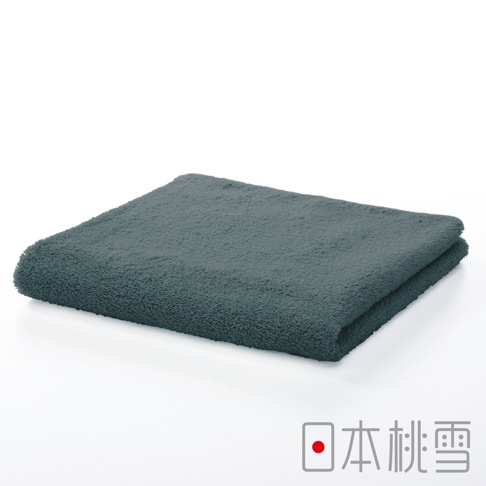 一張深灰色精梳棉飯店毛巾，材質柔軟，質感蓬鬆，折疊平放於白色背景上。