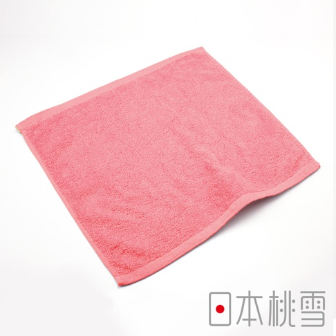 粉紅色飯店方巾，質地柔軟，邊緣車縫整齊，整體呈現簡潔的方形。