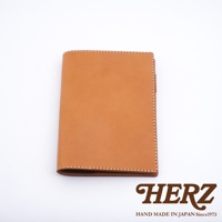 職人手作皮革B6記事本書套，淺棕色，光滑皮革材質，簡約設計，邊緣縫線清晰，適合B6尺寸筆記本。