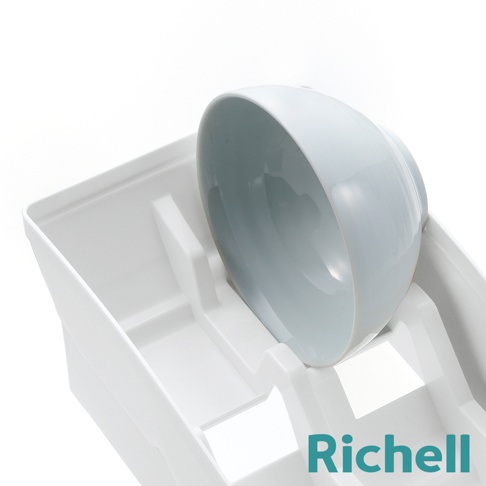 白色櫥櫃式餐碗收納架，架上放置了一個淺藍色餐碗，架子有分隔設計。