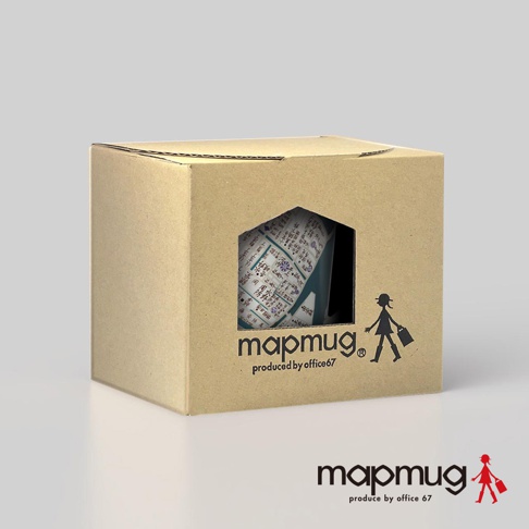 紙盒內展示印有日式古地圖圖案的馬克杯，馬克杯為白色，圖案以藍色字體和線條呈現。盒子上印有「mapmug」品牌標誌和一位提著購物袋的小女孩剪影。