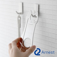 銀色金屬貓造型開罐器，貓臉設計有眼睛、鼻子和鬍鬚線條，上方有開瓶器開口，下方有圓形鋸齒狀開口，由手持於白色磁磚牆壁背景前。