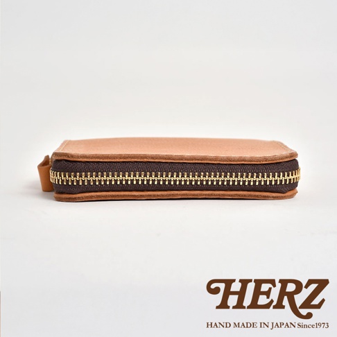 職人手作皮革多用途收納鑰匙包 KE-4，呈現天然皮革原色，搭配深棕色皮革包邊與金色拉鍊，簡潔實用。