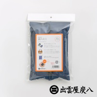 藍色紋理包裝袋內裝有鞋靴專用調濕木炭，包裝上印有日文說明文字、使用方法圖示及產品品牌標誌。