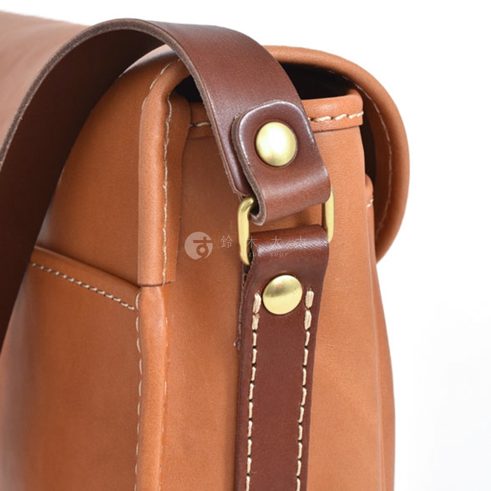職人手作皮革傳統釣魚包 CK-21，特寫展示焦糖棕色皮革材質、縫線細節、黃銅扣環與皮帶固定處。