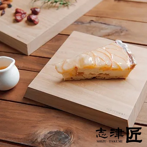 模式B： 志津匠 morinoki 榆木砧板上擺放著一片精緻的梨子派，旁邊有一個裝有醬料的小白罐。