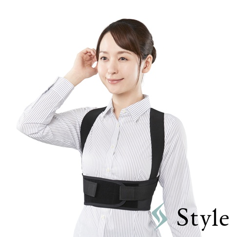 身穿條紋襯衫的女性，展示 BX Fit 美姿調整背帶。此為黑色、由彈性布料製成的背帶，包含肩帶和可調節的腰帶，腰帶上有魔鬼氈設計。