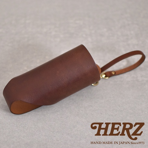 職人手作皮革Organ水壺套 MS-2，採用深棕色皮革製作，筒狀設計，一端為開放式，另一端有圓形皮革底座，附有皮革提帶及金屬扣環。