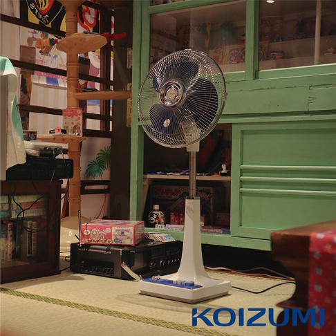 復古電風扇，具有白色底座和支架，銀色金屬網罩及藍色扇葉。