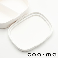 白色塑膠易開蓋便當盒，盒身有分隔，蓋子有密封圈，置於白色背景上，下方有黑色品牌標誌。