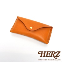 橘色皮革眼鏡收納盒，附金色按扣，HERZ手工製作於日本。