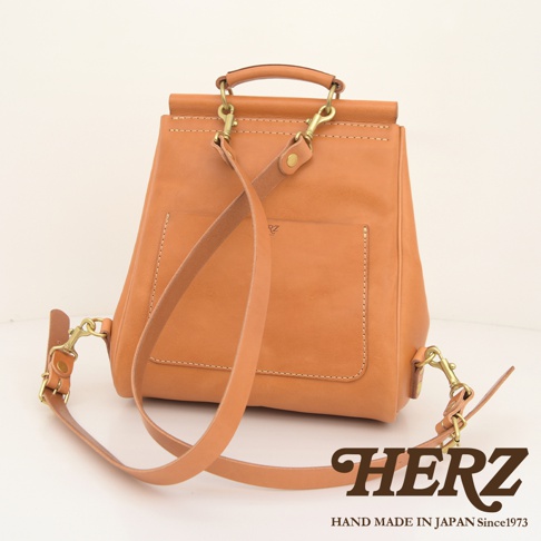 職人手作皮革屋瓦風後背包R-15，焦糖色，具備頂部提把、可拆卸的肩帶、正面方形貼袋及金屬扣環。