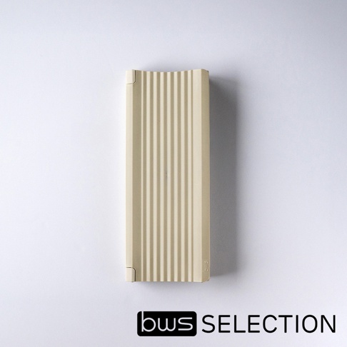 米色六片式摺疊隔板，表面有垂直凹槽設計，適用於廚房IH爐，防油污，材質為金屬或塑膠。