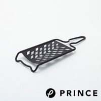 黑色金屬製成的大磨泥器，設有菱形鏤空和鋸齒狀刀刃，配有彎曲的提手。