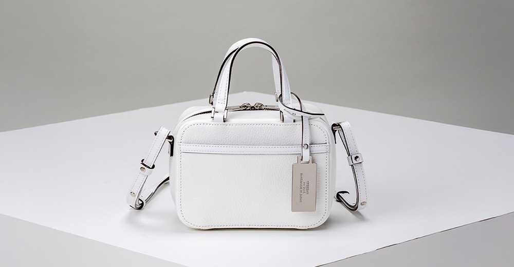 JETTER 迷你箱型包 CJTF-038，白色荔枝紋皮革材質，附有可拆卸肩帶、頂部提把及品牌金屬吊牌。