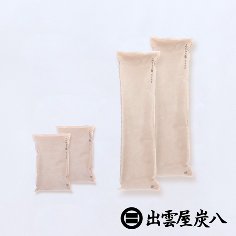 模式B：出雲屋炭八的窄版調濕木炭，以米色包裝呈現，有兩大兩小共四入，適合用於櫥櫃。