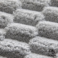 CB JAPAN 標誌下的灰色毛絨織物特寫