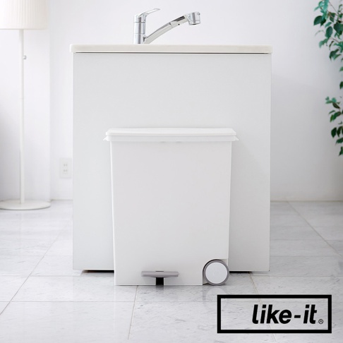 寬型白色腳踏式垃圾桶，配有銀灰色踏板和圓形輪子。