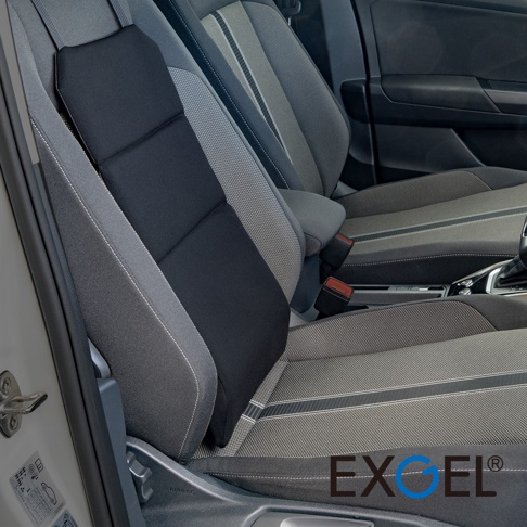 安裝在汽車駕駛座上的黑色 EXGEL 長背墊，以灰色織紋車內座椅為背景，背墊採人體工學設計，呈現修長的深色區塊，並透過頂部綁帶固定於頭枕下方，整體呈現簡潔的日式機能質感。
