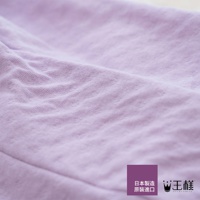 薰衣草紫色的柔軟針織材質，有細緻的紋理與自然的皺褶，顯示出產品的觸感與質感。