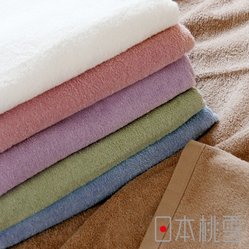 堆疊的超大浴巾，顏色由上至下為白色、粉紅色、紫色、綠色、藍色和棕色，皆為絨毛材質，質地柔軟。