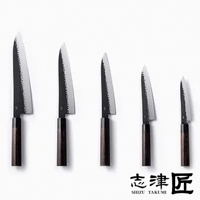 五把不同尺寸的日式廚刀，刀刃為銀色金屬，帶有紋理，刀柄為深棕色木質。