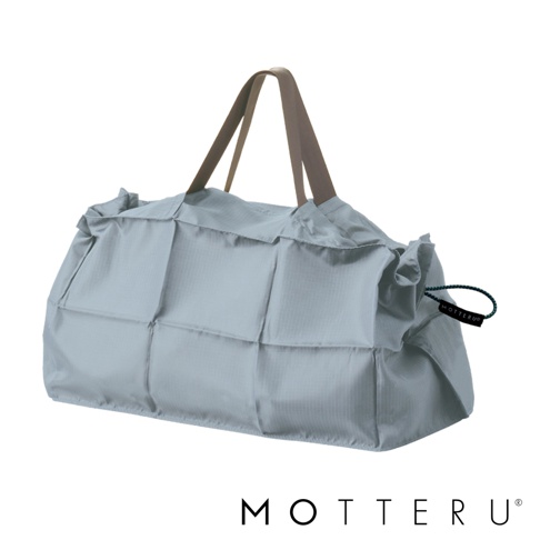 淺藍色輕時尚束口摺疊隨行袋，採用尼龍材質，有兩個棕色提把，袋身為方形格紋設計，側邊有束口繩與品牌標籤。