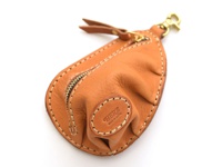 職人手作皮革餃子造型零錢包，採用棕褐色皮革，有拉鍊開合，並配有金色掛鉤和皮革拉帶，整體呈現餃子形狀。