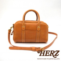 日本HERZ職人手作皮革兩用迷你波士頓包，設有手提把和可拆式肩帶，綴有HERZ品牌字樣。