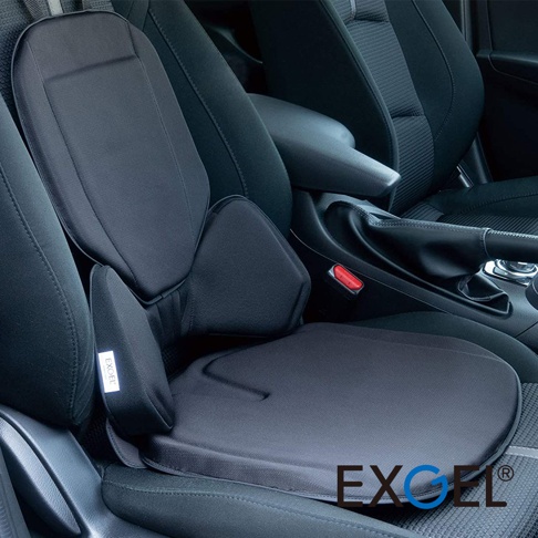 黑色汽車用輕薄背靠坐墊，由布料製成，具有支撐腰部和臀部的設計，側面有「EXCEL」品牌標籤。