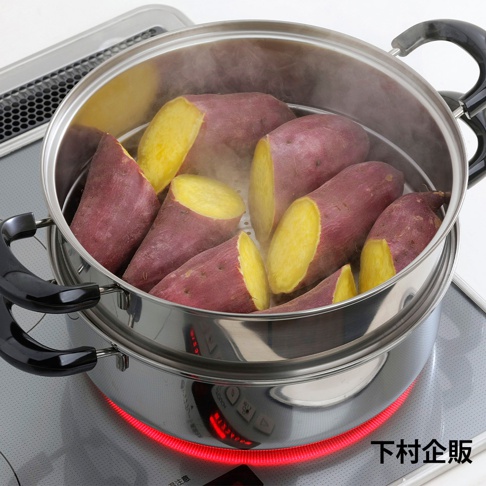 不鏽鋼雙層蒸氣料理鍋內盛放著切塊的紅皮黃肉地瓜，鍋身散發蒸氣，底部有紅色的加熱指示燈。