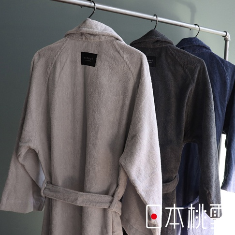 三件 Sensui SEK 抗菌防臭超長棉浴袍，分別為淺灰色、深灰色和海軍藍，皆為 M 尺寸，懸掛於衣架上，展現其柔軟的絨毛材質與腰帶設計。