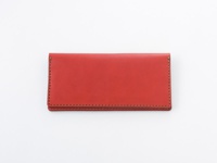 職人手作的紅色皮革扁長夾，簡約設計，縫線精緻。