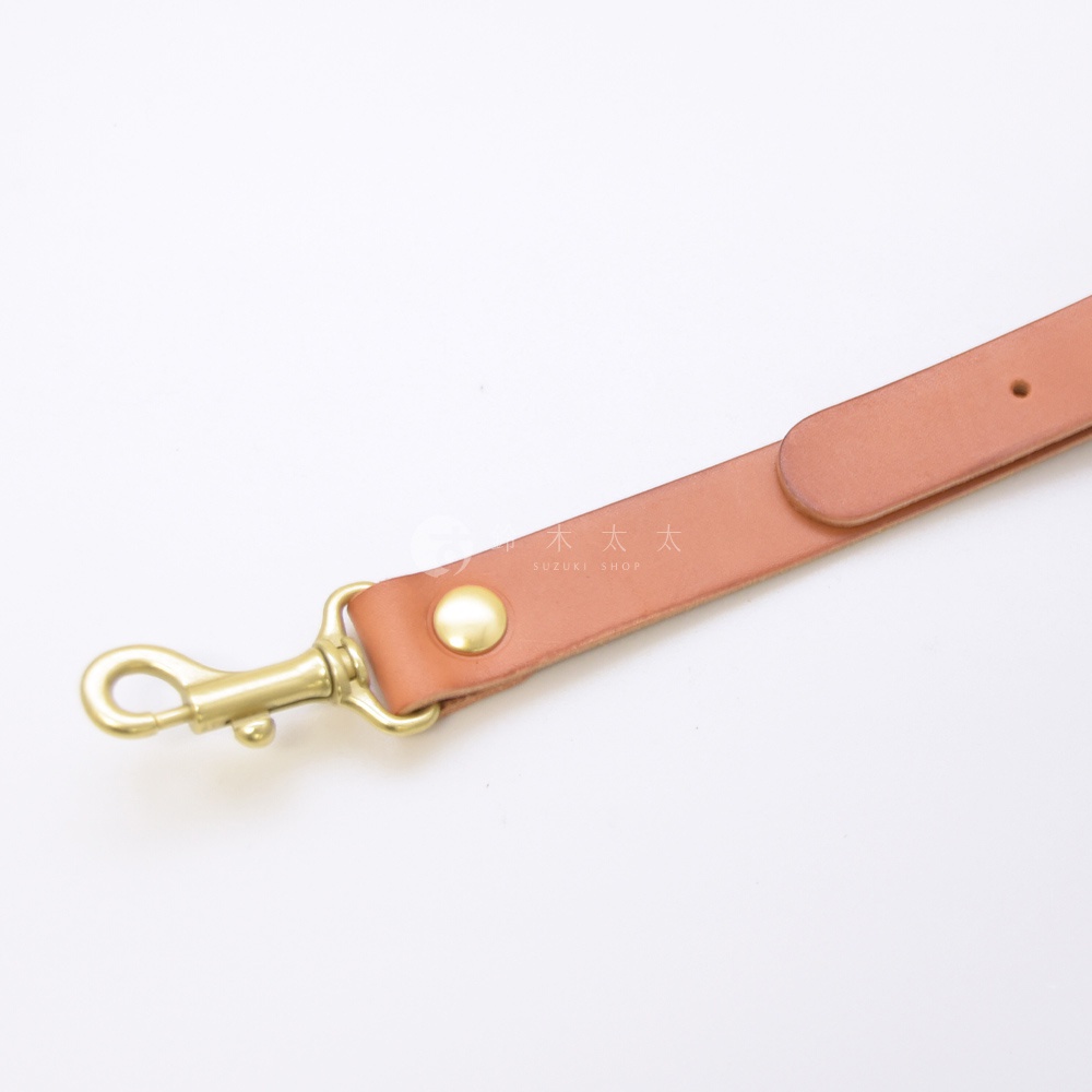 職人手作皮革加厚減壓肩背帶，採用棕褐色皮革，配有黃銅色金屬鉤扣與固定鈕扣，適合搭配各式包款。