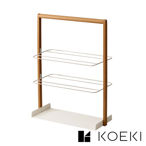 Mash手提式萬用鞋靴收納架，木質框架搭配兩層白色金屬網架，下方有一白色底座，簡約實用。