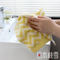 一條今治北歐方巾，採用黃白相間的鋸齒紋設計，材質為柔軟的毛巾布，一隻手正拿著方巾擦拭。