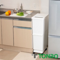 白色雙層分類垃圾桶，附有可移動的輪子，放置於廚房檯面旁，旁邊有冰箱和木紋櫥櫃。