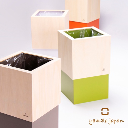 四個手作積木垃圾桶，以淺木色為主體，搭配綠色、橘色和灰色底座。垃圾桶皆為方形設計，內襯黑色或透明塑膠袋。