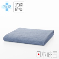 SEK抗菌防臭運動大毛巾，淺藍色，觸感柔軟的織物材質，折疊平放，背景為白色，右下角有「日本桃雪」字樣。