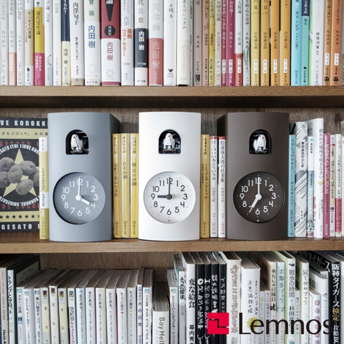 書本造型布穀鳥報時鐘，有雪白、灰色、深棕三種顏色，鐘面為圓形，時針、分針清晰。