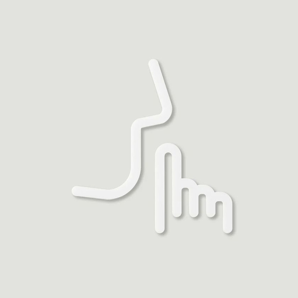 簡潔的白色標示牌，以線條勾勒出一個人頭側臉和食指豎起放在嘴唇前的「噓」手勢，整體為單一白色，呈現簡約風格。