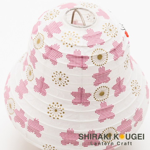 白色紙質達摩不倒翁八女迷你提燈，表面印有粉色網點狀的八女圖案和金色放射狀的太陽花圖案，提燈上方有金屬提環。