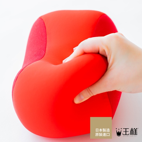 紅色指壓按摩枕，採用柔軟親膚材質，側面有網眼布設計，適合肩頸腰腿放鬆。