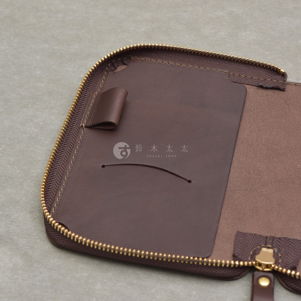 職人手作皮革Organ記事本收納包，深棕色皮革材質，拉鍊開合設計，內有筆插與卡槽。