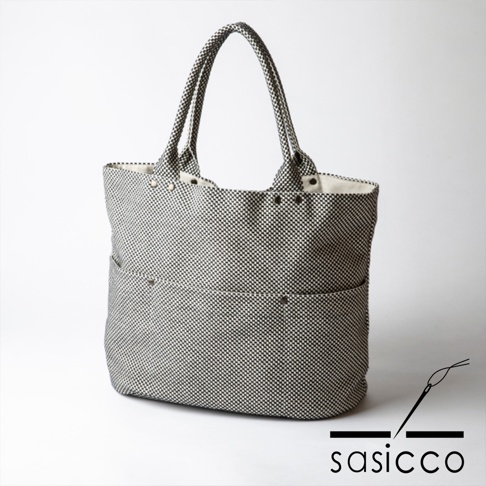 三河木綿刺子織大開口托特包，黑色與白色格紋，兩側有立體口袋，內襯為米白色帆布，附有兩個提把，頂部有金屬釦設計。